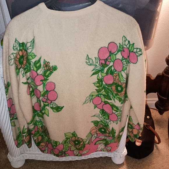 Beautiful vintage cream/pink/green sweater. - Picture 3 of 3
